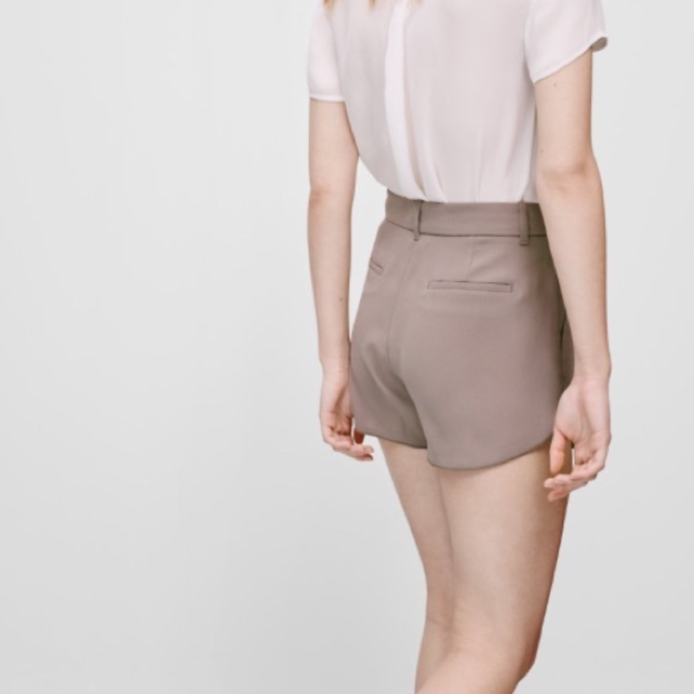 Aritzia Babaton Sexy PlayShorts in BLACK (size 4) - Picture 2 of 10